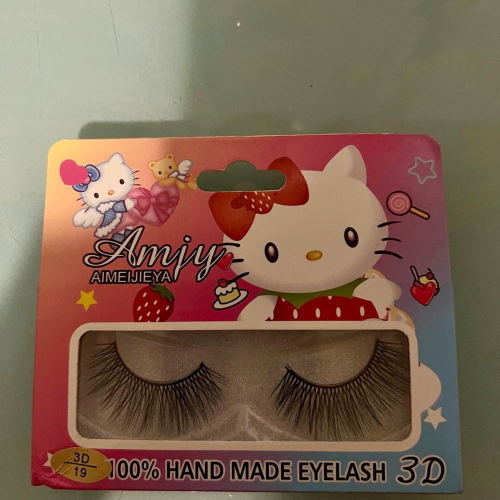 Hello Kitty eyelashes π - Picture 3 of 4